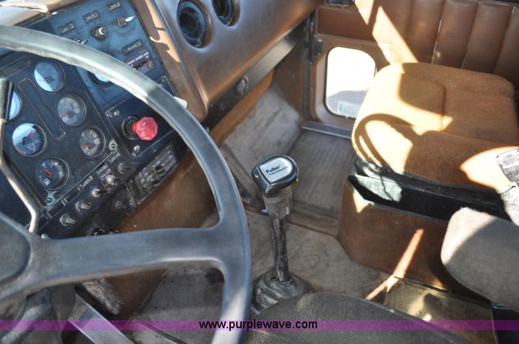 image for item G7174 1990 International F9370 semi truck