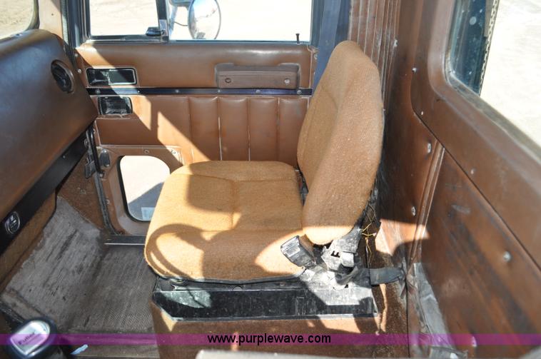 image for item G7174 1990 International F9370 semi truck