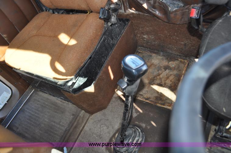 image for item G7174 1990 International F9370 semi truck