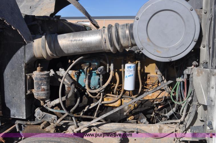 image for item G7174 1990 International F9370 semi truck