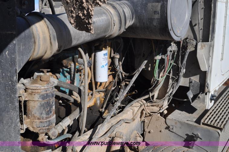 image for item G7174 1990 International F9370 semi truck