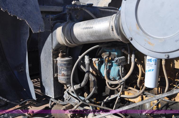 image for item G7174 1990 International F9370 semi truck