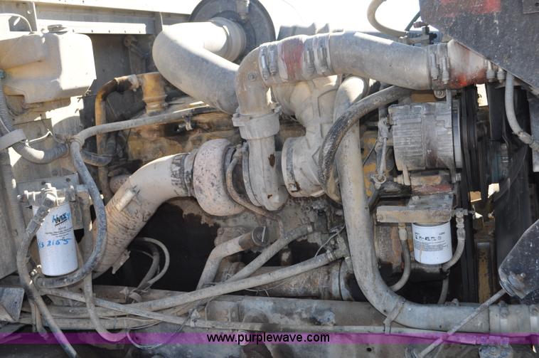 image for item G7174 1990 International F9370 semi truck