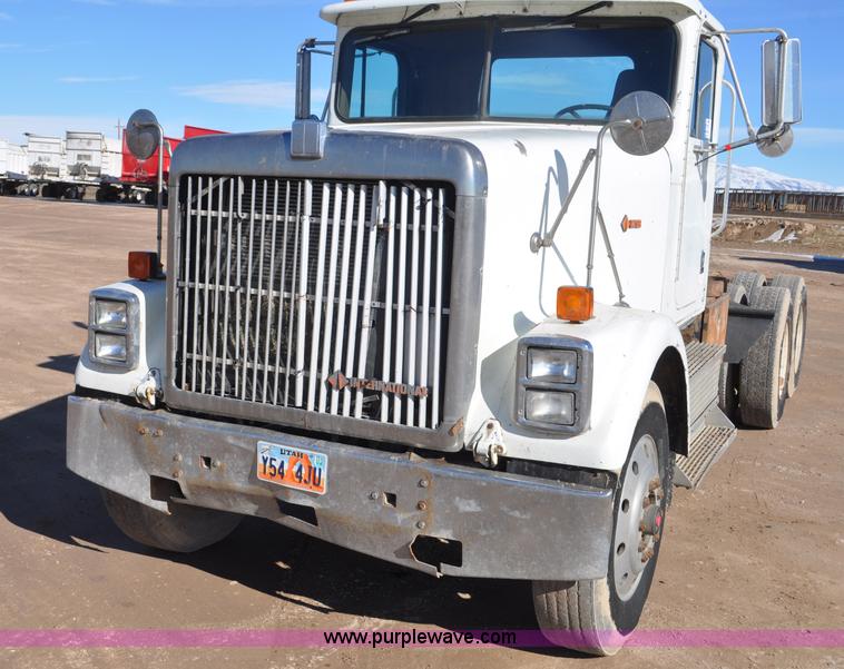 image for item G7174 1990 International F9370 semi truck