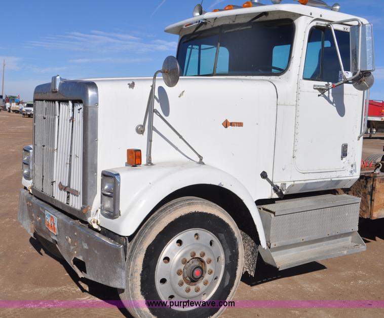 image for item G7174 1990 International F9370 semi truck