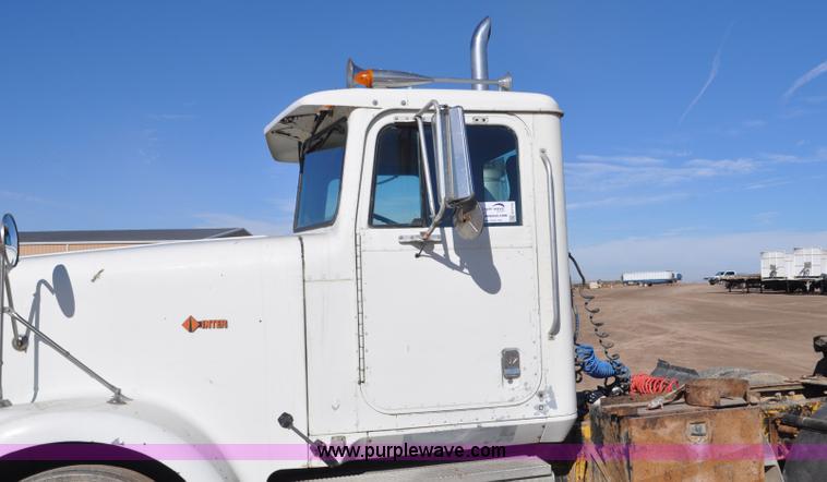 image for item G7174 1990 International F9370 semi truck