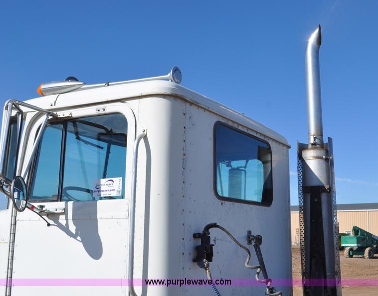 image for item G7174 1990 International F9370 semi truck