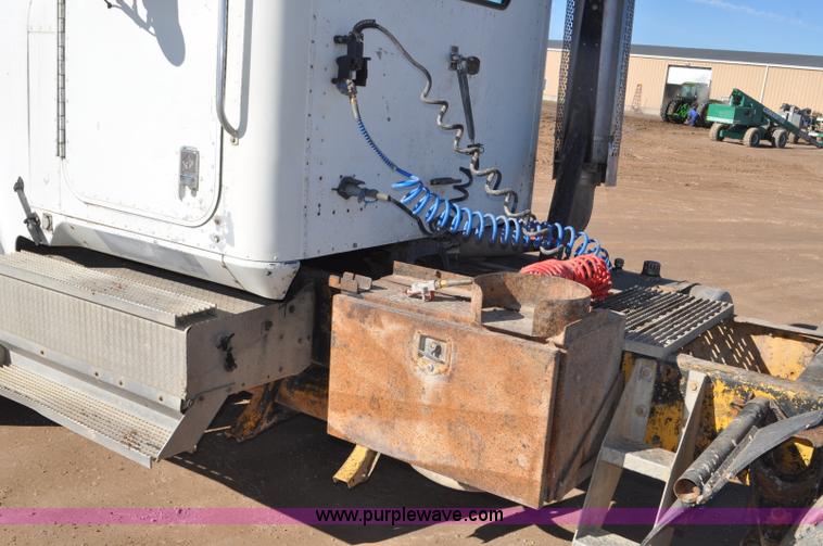 image for item G7174 1990 International F9370 semi truck