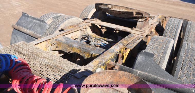 image for item G7174 1990 International F9370 semi truck