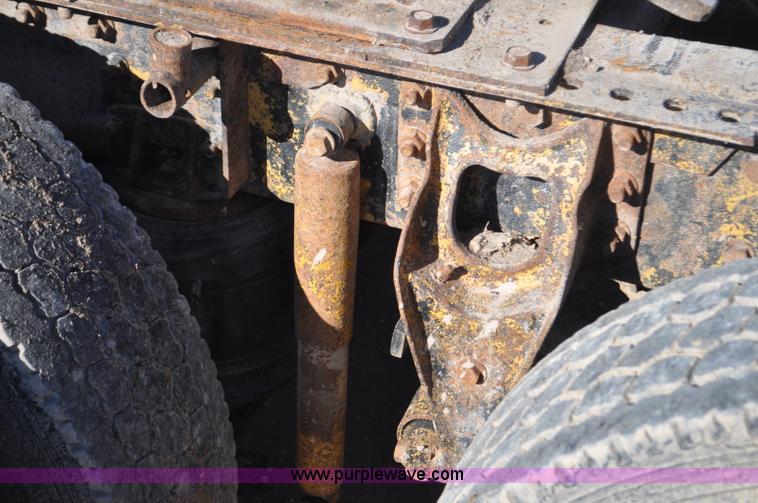 image for item G7174 1990 International F9370 semi truck