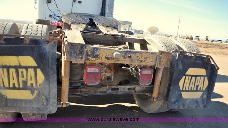 image for item G7174 1990 International F9370 semi truck