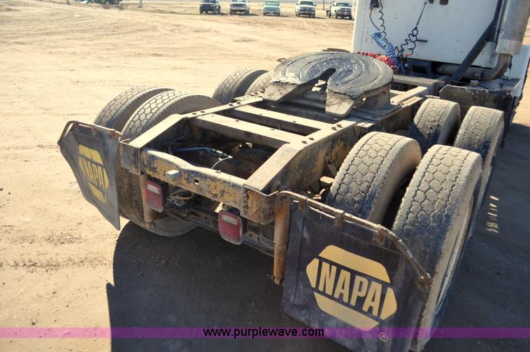 image for item G7174 1990 International F9370 semi truck