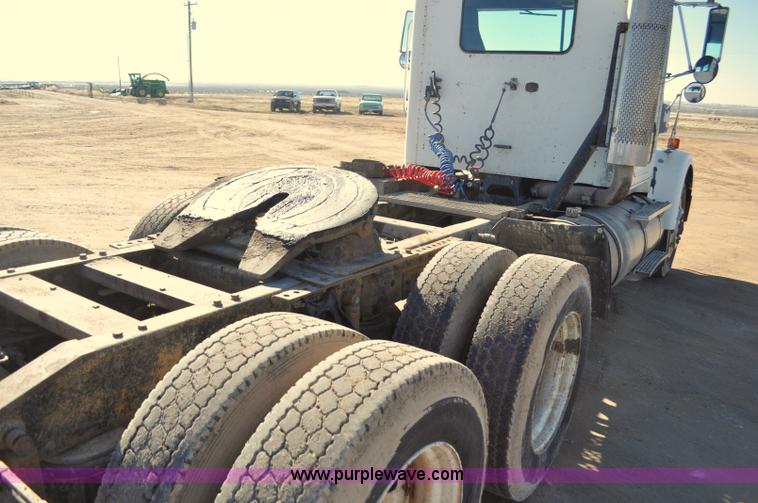 image for item G7174 1990 International F9370 semi truck