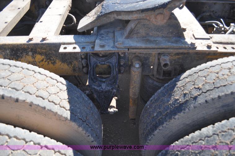 image for item G7174 1990 International F9370 semi truck