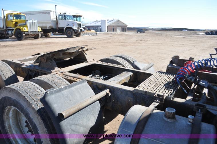 image for item G7174 1990 International F9370 semi truck