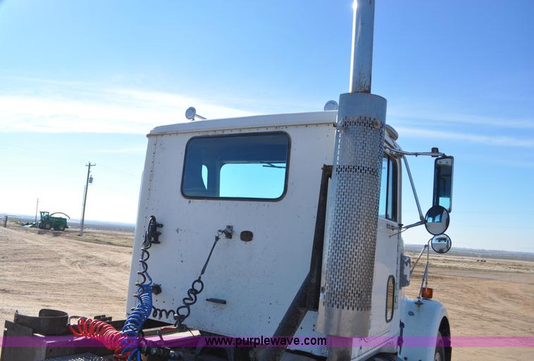 image for item G7174 1990 International F9370 semi truck