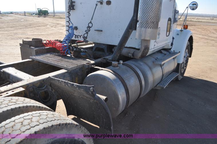 image for item G7174 1990 International F9370 semi truck