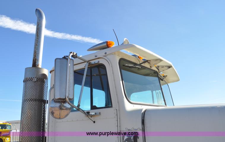 image for item G7174 1990 International F9370 semi truck