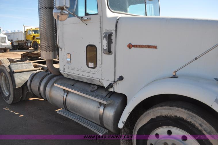 image for item G7174 1990 International F9370 semi truck