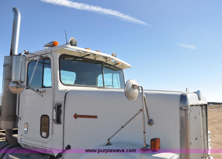 image for item G7174 1990 International F9370 semi truck