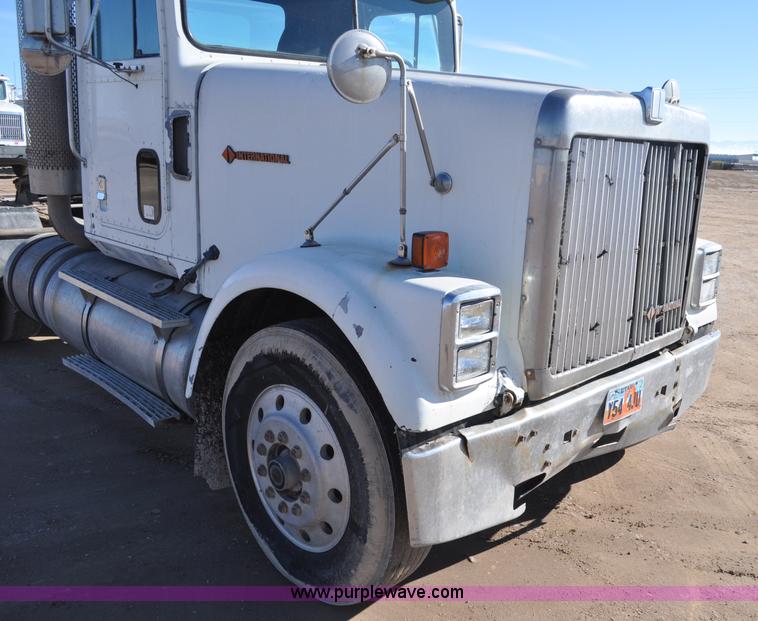image for item G7174 1990 International F9370 semi truck
