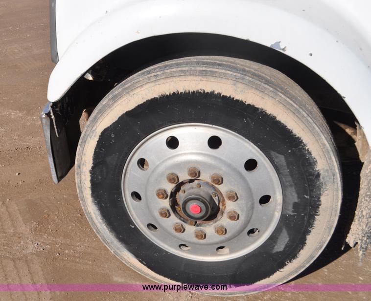 image for item G7174 1990 International F9370 semi truck