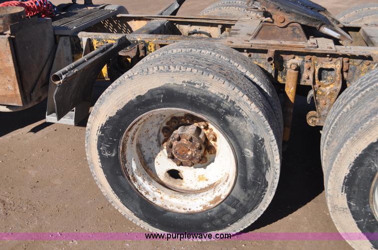 image for item G7174 1990 International F9370 semi truck