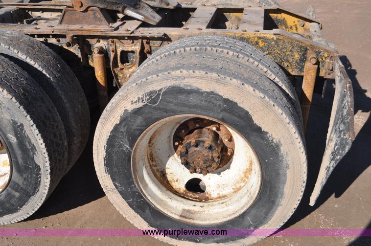 image for item G7174 1990 International F9370 semi truck