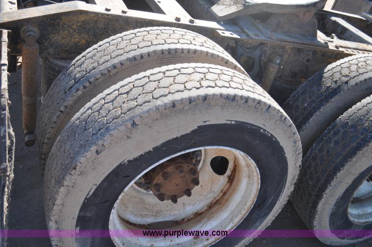 image for item G7174 1990 International F9370 semi truck