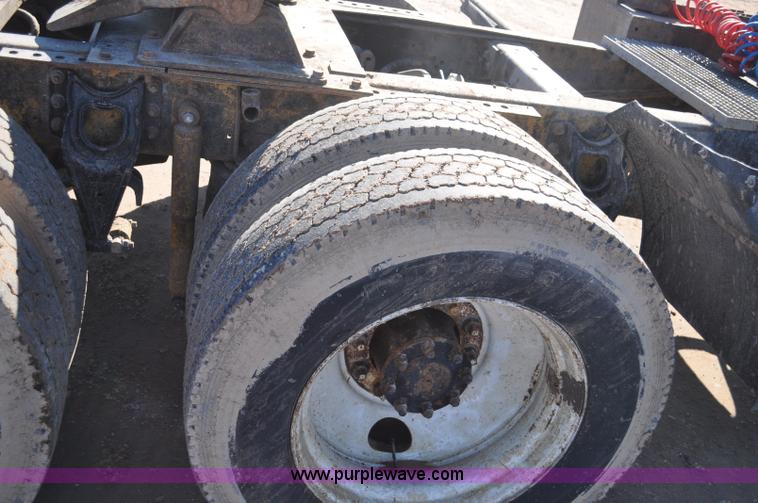 image for item G7174 1990 International F9370 semi truck