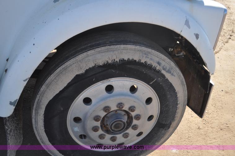 image for item G7174 1990 International F9370 semi truck