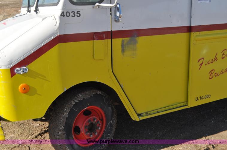 image for item G7179 1994 GMC Grumman P35 delivery van