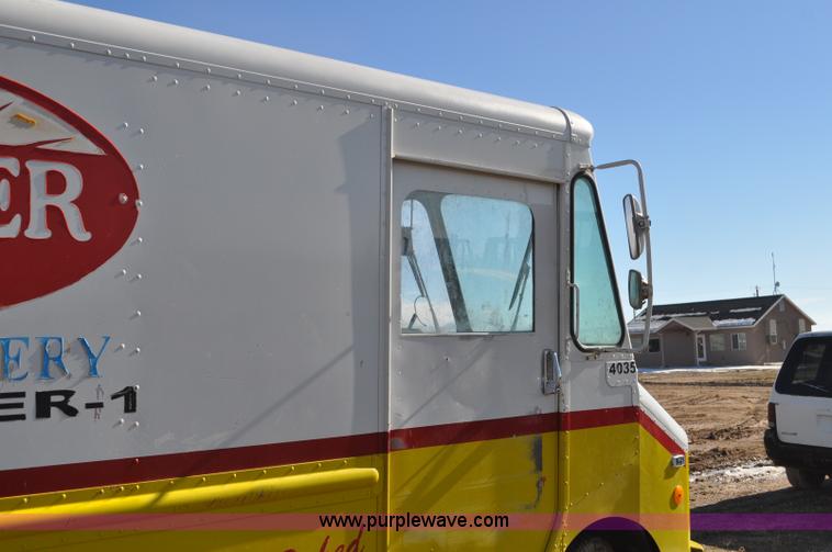 image for item G7179 1994 GMC Grumman P35 delivery van