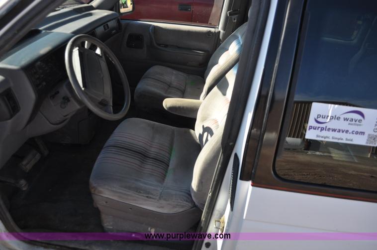 image for item G7182 1992 Dodge Caravan LE