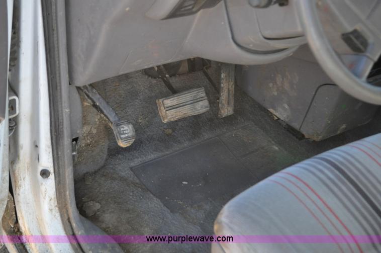 image for item G7182 1992 Dodge Caravan LE