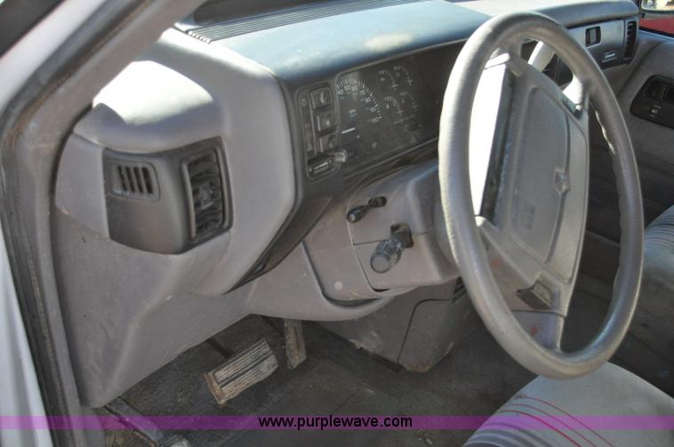 image for item G7182 1992 Dodge Caravan LE