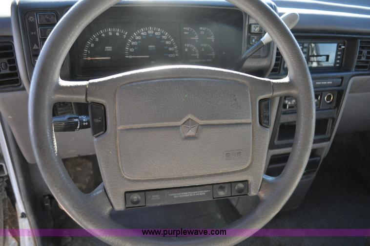 image for item G7182 1992 Dodge Caravan LE