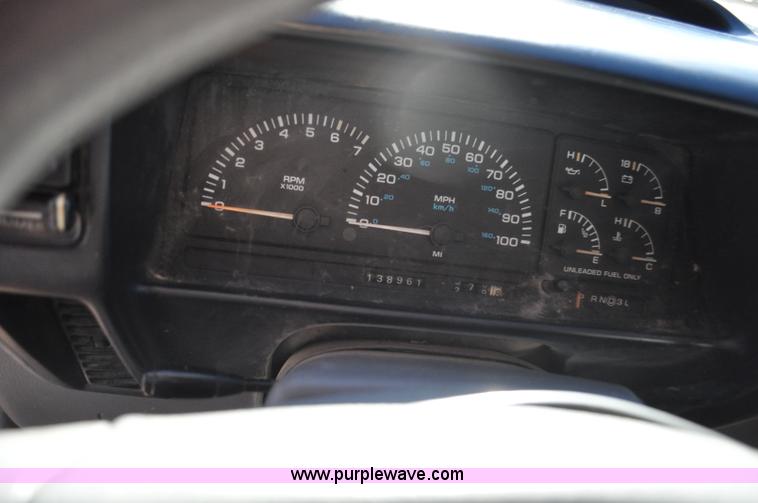 image for item G7182 1992 Dodge Caravan LE