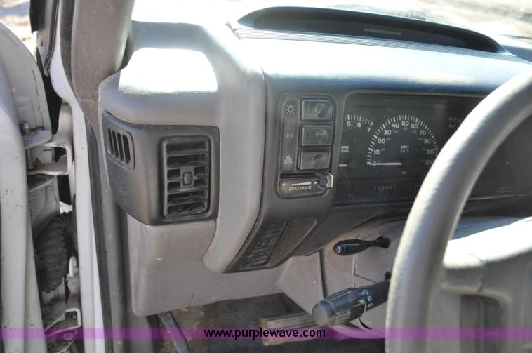 image for item G7182 1992 Dodge Caravan LE