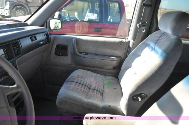 image for item G7182 1992 Dodge Caravan LE