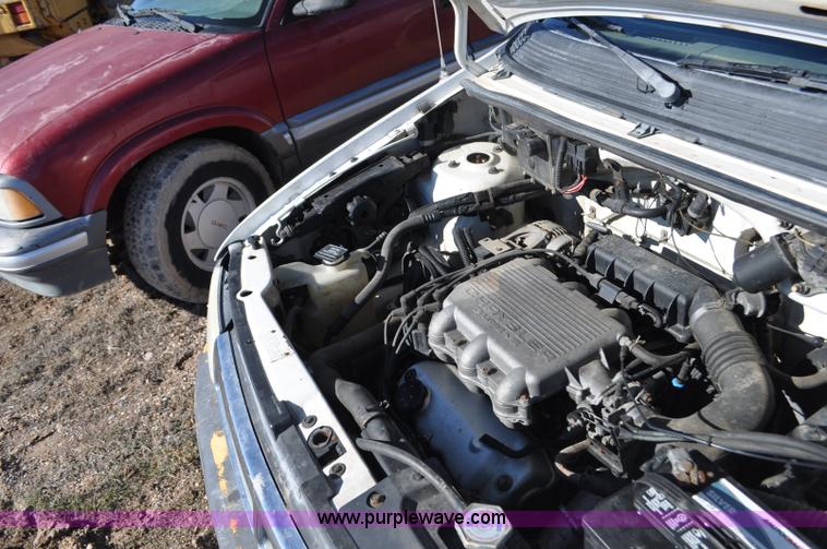 image for item G7182 1992 Dodge Caravan LE