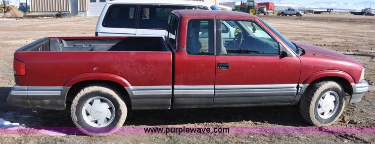 image for item G7183 1994 GMC Sonoma SLE Ext. Cab pickup truck