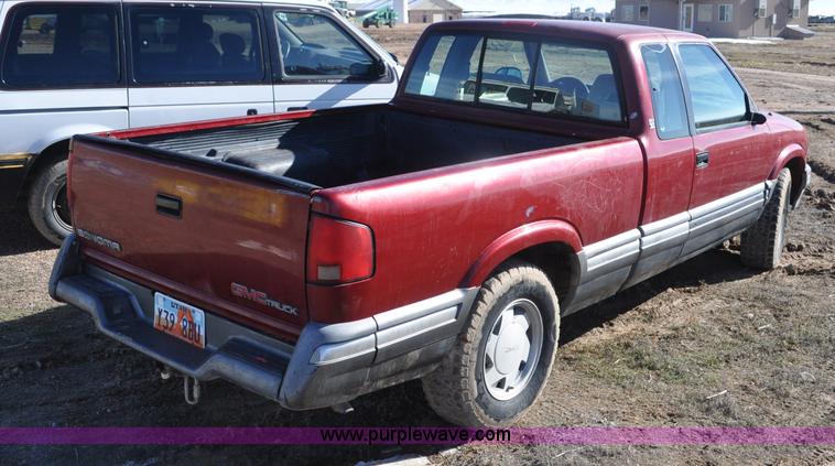 image for item G7183 1994 GMC Sonoma SLE Ext. Cab pickup truck