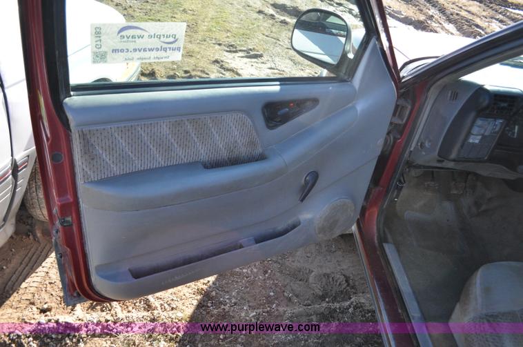 image for item G7183 1994 GMC Sonoma SLE Ext. Cab pickup truck