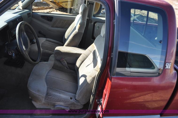 image for item G7183 1994 GMC Sonoma SLE Ext. Cab pickup truck