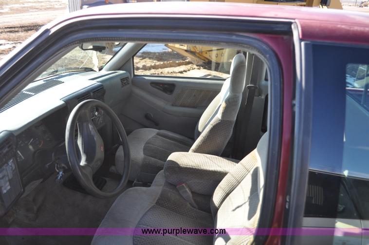 image for item G7183 1994 GMC Sonoma SLE Ext. Cab pickup truck