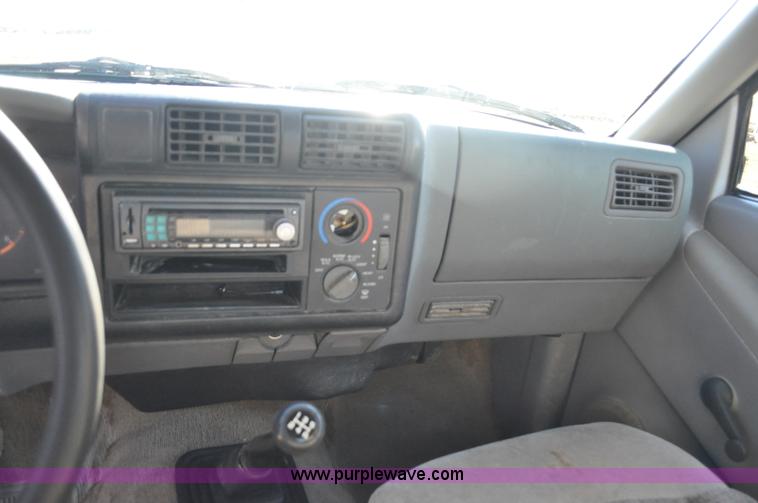 image for item G7183 1994 GMC Sonoma SLE Ext. Cab pickup truck