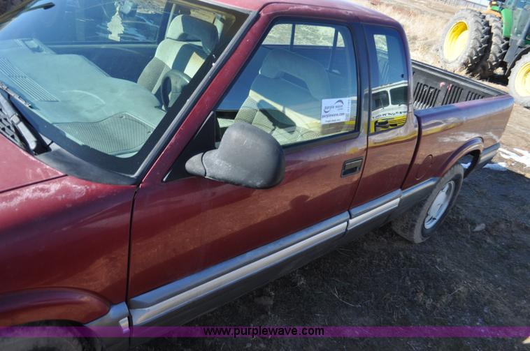 image for item G7183 1994 GMC Sonoma SLE Ext. Cab pickup truck
