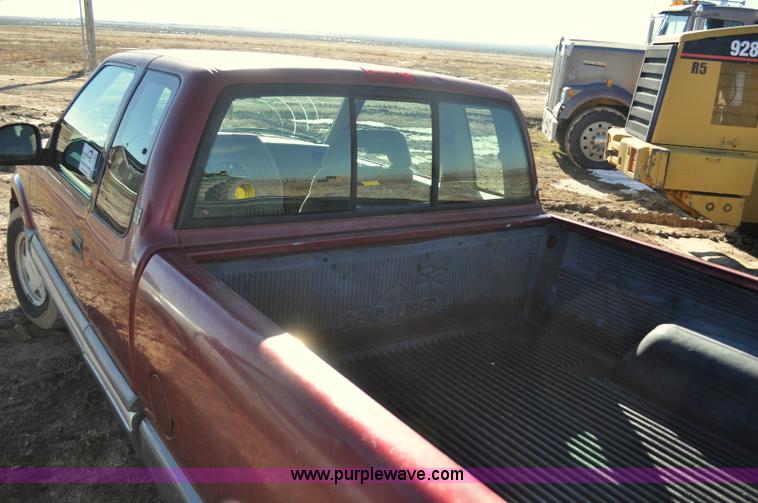 image for item G7183 1994 GMC Sonoma SLE Ext. Cab pickup truck