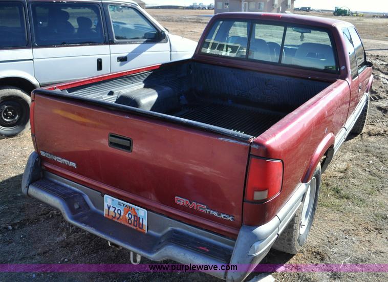 image for item G7183 1994 GMC Sonoma SLE Ext. Cab pickup truck